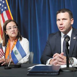 Firman El Salvador y EU pacto migratorio