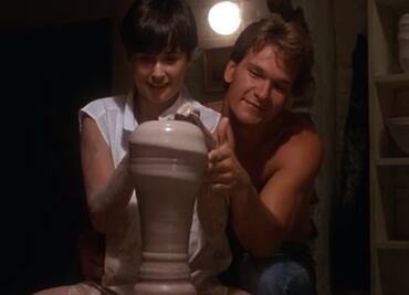 Demi Moore aún atesora las ollas de barro de "Ghost" que hizo junto a Patrick Swayze