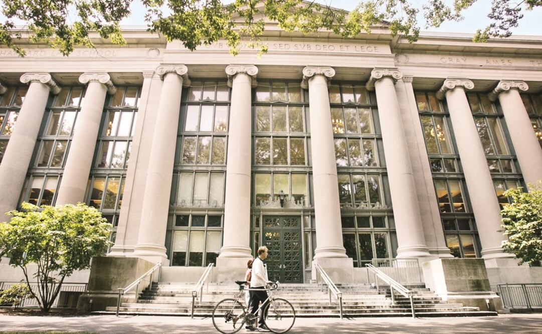 Un hombre en bicicleta pasa frente a la Universidad de Harvard. Foto: AP/Charles Krupa, archivo