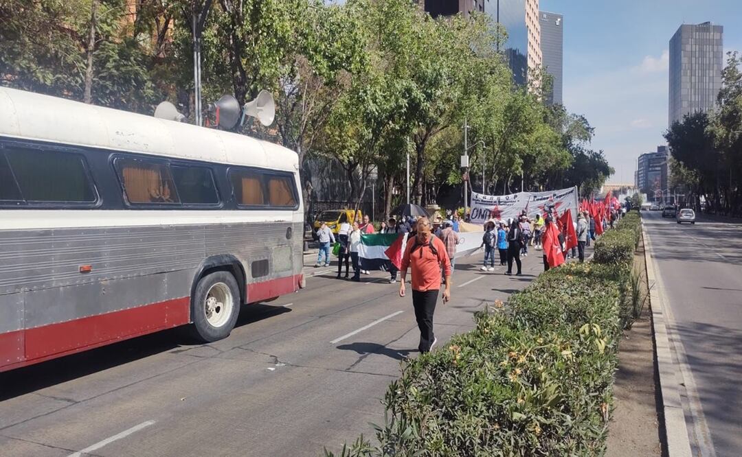 Manifestantes en CDMX expresan su apoyo a la política exterior de México y su rechazo a la toma de protesta de Trump. Foto: Juan Carlos Williams