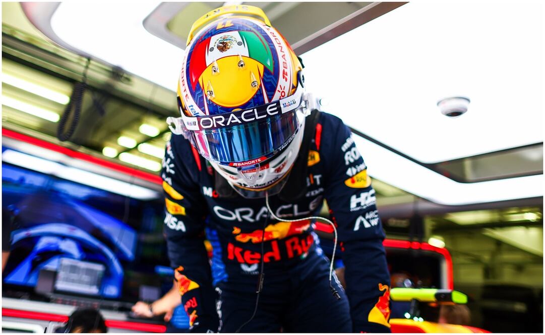 Checo Pérez en el garaje de Red Bull
