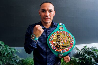 ‘Gallo’ Estrada peleó lesionado y así venció a Rungvisai