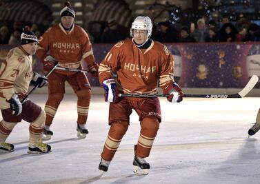 Putin celebra Navidad con juego de hockey en la Plaza Roja