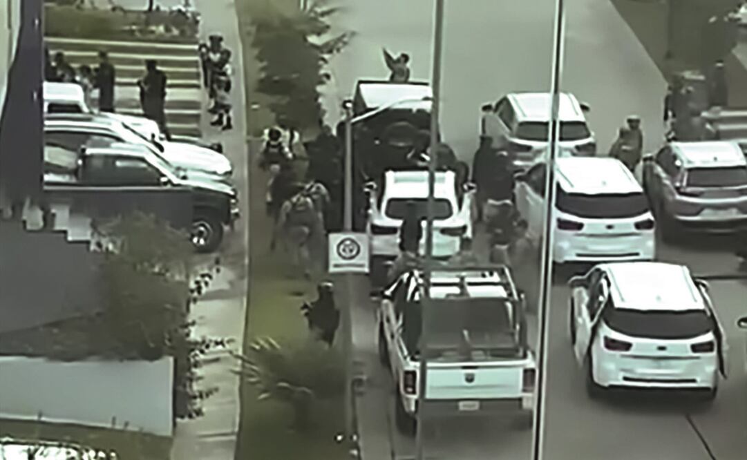 Fuerzas federales realizaron ayer un cateo en un domicilio en el fraccionamiento residencial Parque Virreyes de Zapopan, en busca de los marinos secuestrados. Foto: ESPECIAL