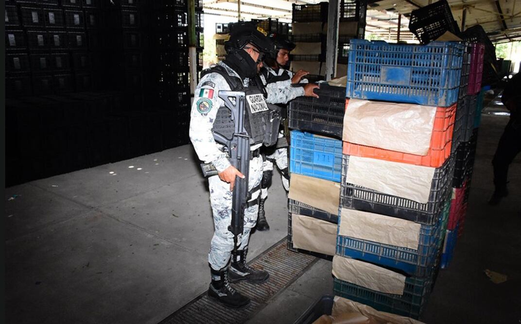 Elementos del Ejército y Guardia Nacional realizan recorridos de seguridad y patrullajes de vigilancia a lo largo de la ruta que conecta las empacadoras con el tianguis limonero en Apatzingán, Michoacán. Foto: especial