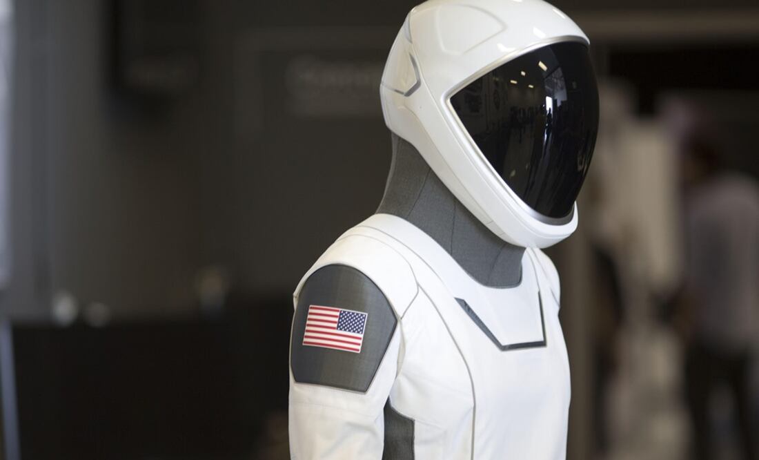Prototipo del traje que en un futuro llevarán astronautas de la empresa SpaceX. Foto: EFE