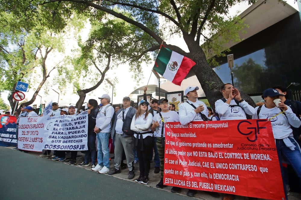 Trabajadores del Poder Judicial de la Federación protestaron desde temprano en la sede del Senado, sin incidentes y sin afectar la vialidad. Foto: Francisco Rodríguez / EL UNIVERSAL