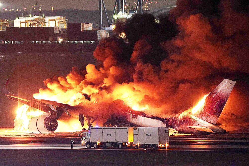 Un avión de Japan Airlines en llamas en una pista del aeropuerto Haneda de Tokio el 2 de enero de 2024. Foto: AFP