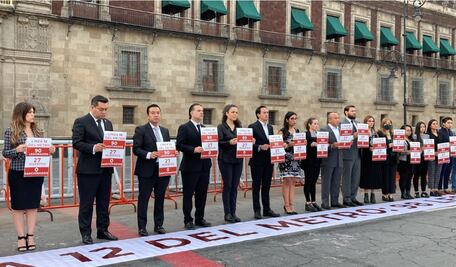 A un año del colapso de la L12 del Metro, PAN coloca ofrendas florales frente a Palacio Nacional