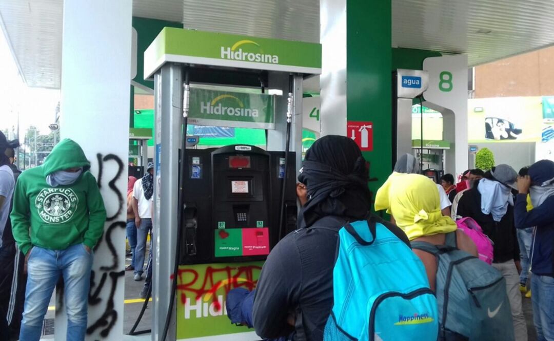 En el marco de las acciones de desobediencia civil por el caso Ayotzinapa, hombres encapuchados tomaron la gasolinera de Reforma e Insurgentes.