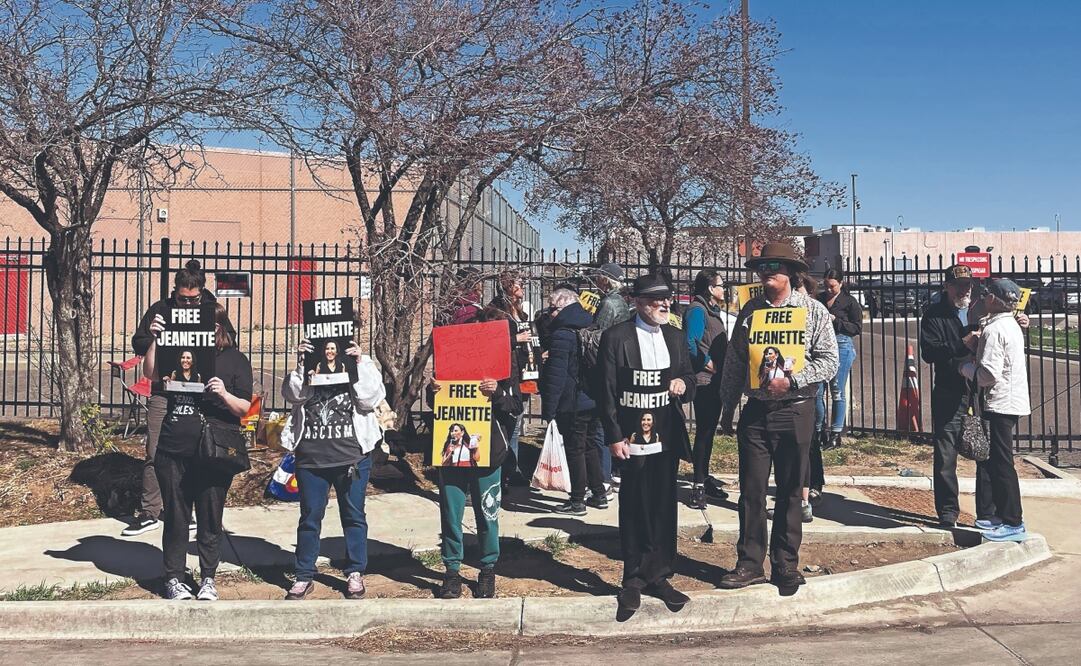 Seguidores de la activista Jeanette Vizguerra, afuera del centro de detención del Grupo GEO del Servicio de Inmigración y Control de Aduanas en Aurora, Colorado. Foto: de RJ Sangosti. AP
