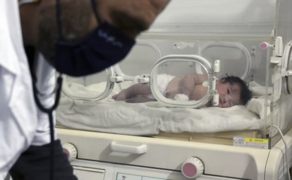 Rescatan a recién nacida entre los escombros en Siria