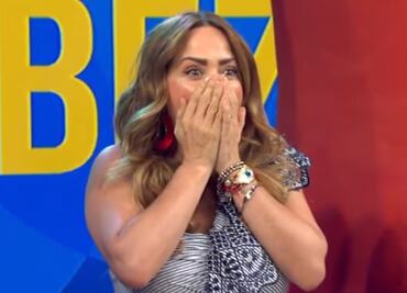 Raúl Araiza sorprende a Andrea Legarreta con beso en la boca