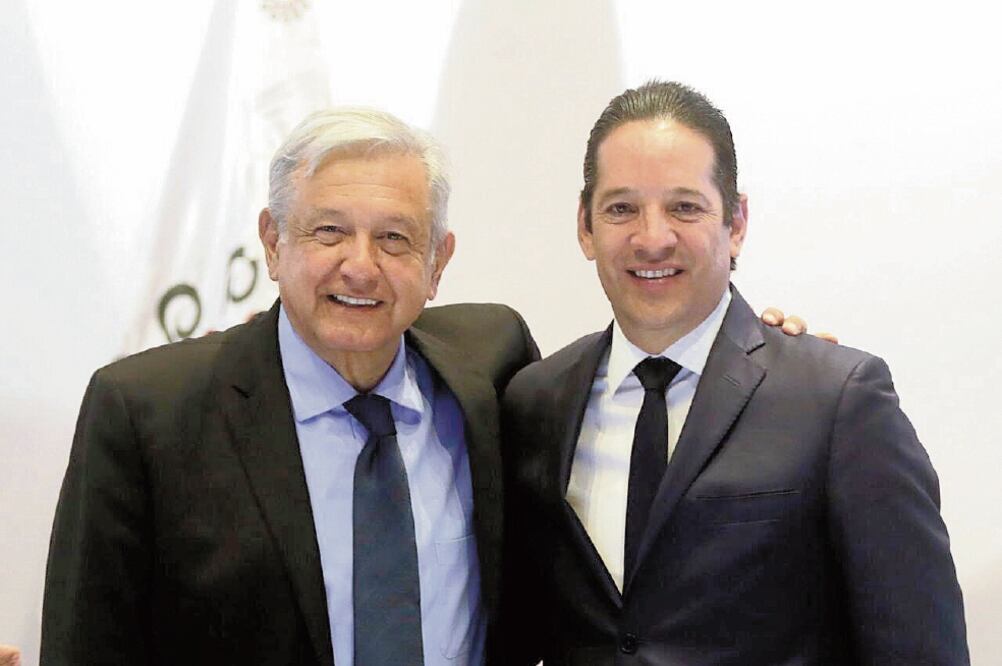 Andrés Manuel López Obrador, titular del Ejecutivo federal, y Francisco Domínguez Servién, presidente de la Conferencia Nacional de Gobernadores y mandatario de Querétaro, se reunieron ayer en Palacio Nacional. / ESPECIAL