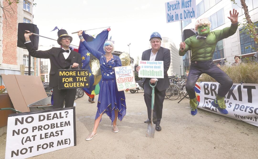 Manifestantes contra la salida británica de la Unión Europea, ayer en Bruselas. El premier británico, Boris Johnson, necesita que 320 parlamentarios apoyen su pacto con los Veintisiete. Foto: YVES HERMAN. REUTERS