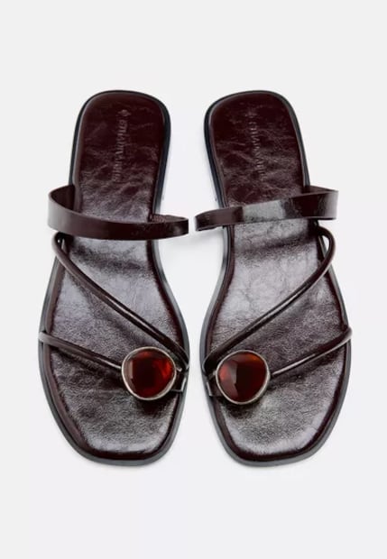 Sandalias con detalle de piedra en el empeine. Foto: Stradivarius