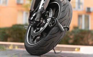 Cinco presuntos ladrones de motos aparecen atados en Lagos de Moreno, Jalisco; en redes atribuyen los casos a un "Batman local"