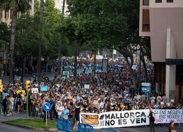 Miles se manifiestan contra el exceso de turistas en la isla de Mallorca, días después del colapso de un bar