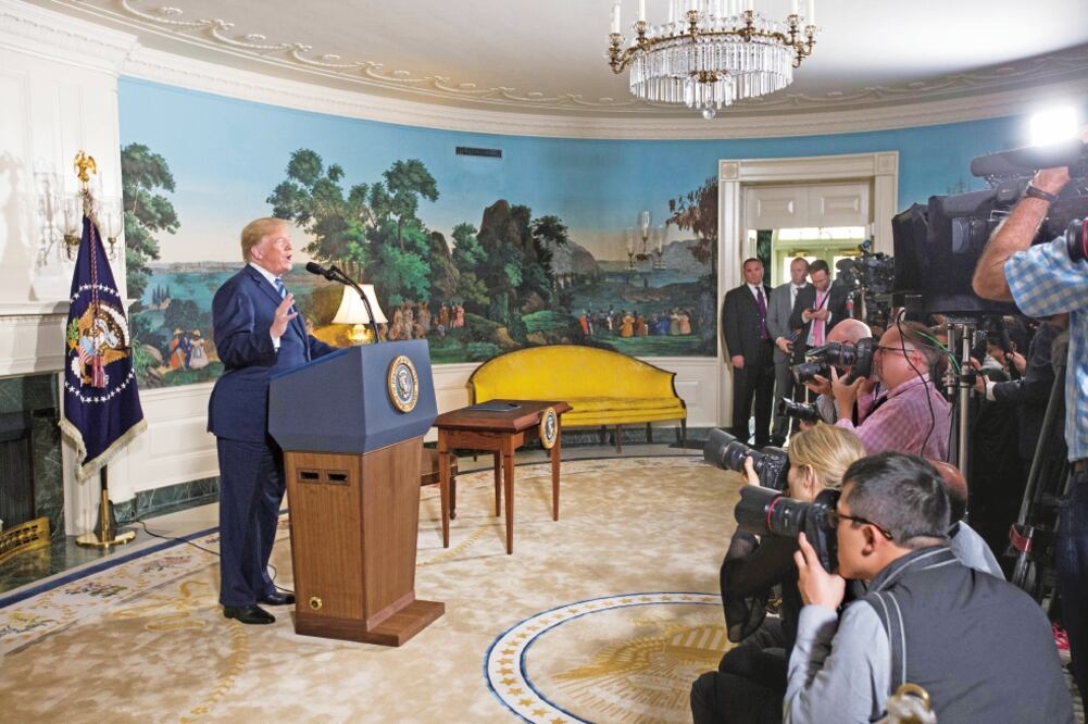 El presidente estadounidense, Donald Trump, durante la conferencia en la Casa Blanca, en la que anunció que EU sale del acuerdo nuclear con Irán. (MICHAEL REYNOLDS. EFE)