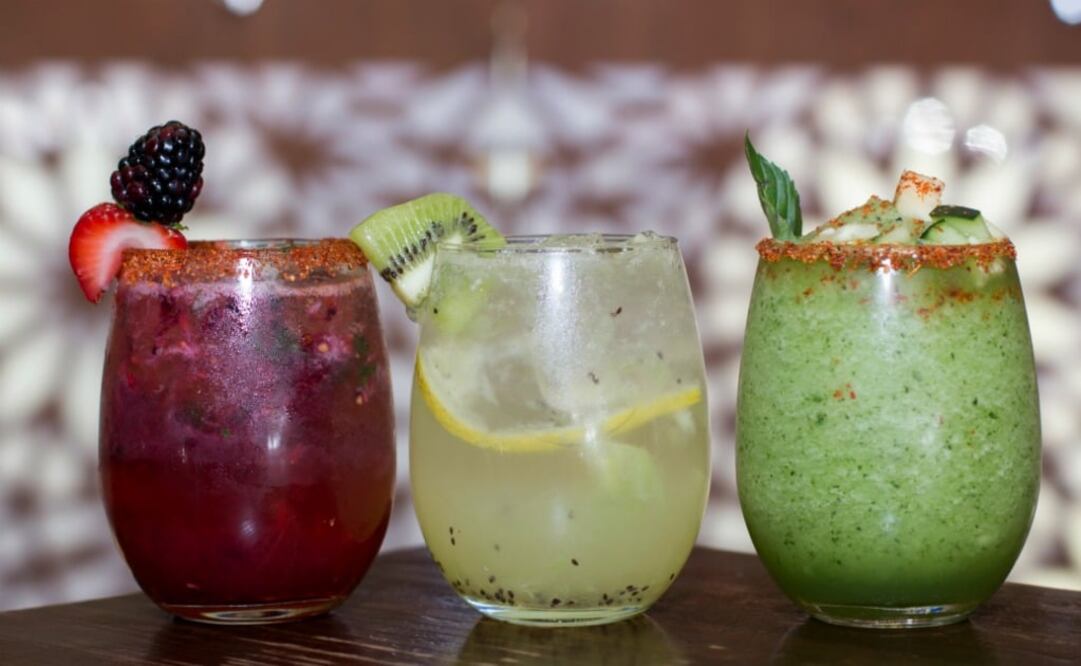 Mezcalero te ofrece cocteles preparados con mezcal y hasta destilados artesanales de agave madre cuishe, tepextate y jabalí. (Foto: Hermes Quetzalcóatl)