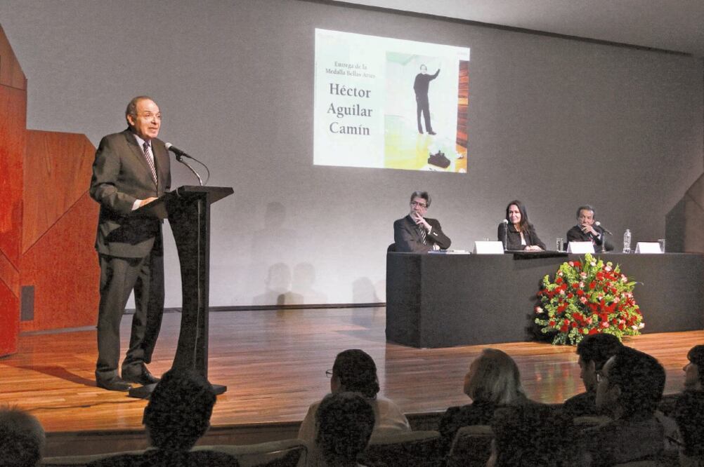 En su discurso, Héctor Aguilar Camín dijo que su generación soñó más de lo que logró. Estuvo acompañado por los escritores Rafael Pérez Gay y Luis Miguel Aguilar, y por Lidia Camacho, directora del INBA. (FRANCISCO ESTRADA. NOTIMEX)
