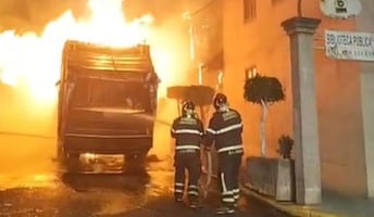 Incendian camión recolector en Iztapalapa; fuego alcanza árbol en Valle de Luces