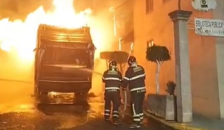 Incendian camión recolector en Iztapalapa; fuego alcanza árbol en Valle de Luces