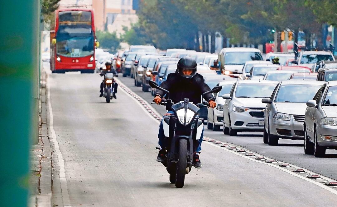 Del total de infracciones a motociclistas, 142 fueron por circular en carriles confinados del transporte público, informó la Subsecretaría de Control de Tránsito. Foto: Archivo | El Universal