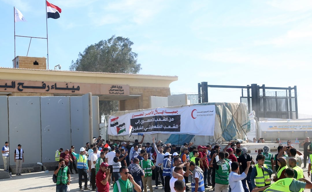 El primero de 20 camiones que transportaban ayuda humanitaria entró en la Franja de Gaza, a través del cruce fronterizo de Rafah con Egipto. Foto: AFP