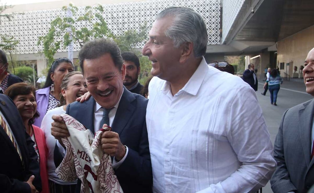 El diputado y el secretario de Gobernación se reunieron en el patio legislativo mientras se llevaba a cabo la sesión ordinaria. Foto: Carlos Mejía
