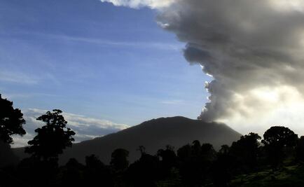 Volcán Turrialba mantiene emisión de ceniza en Costa Rica