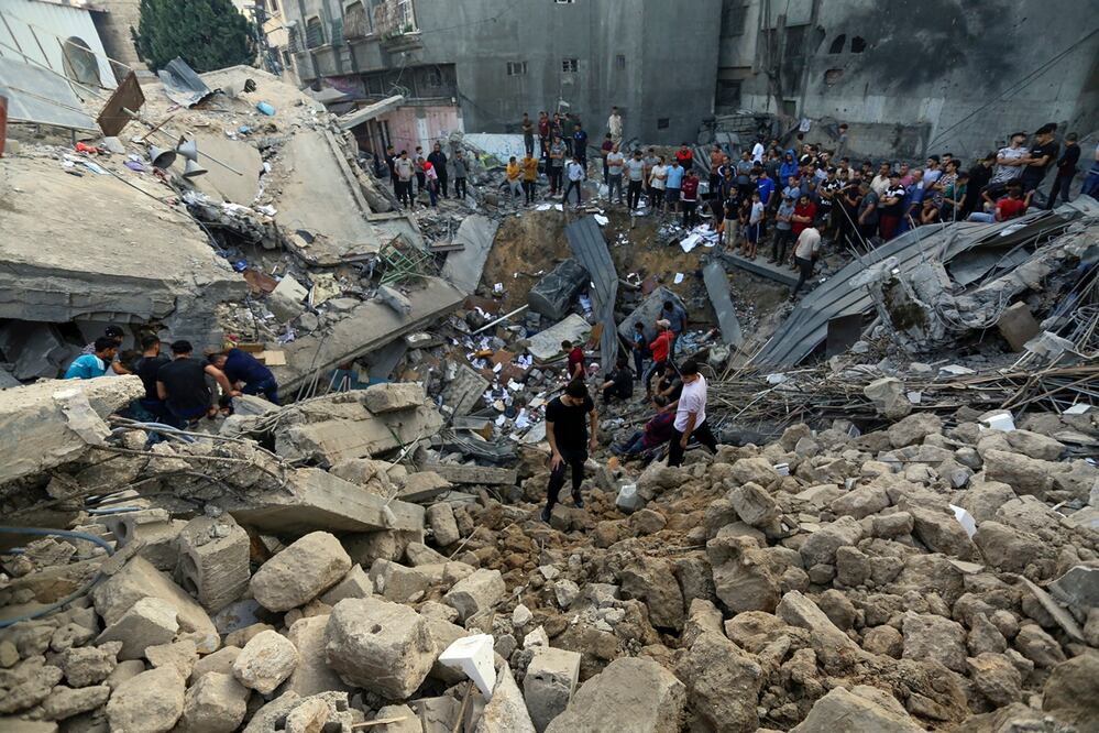 Los palestinos inspeccionan el sitio donde había una iglesia ortodoxa griega, destruida tras los ataques aéreos israelíes en la ciudad de Gaza, el viernes 20 de octubre de 2023. Foto: AP