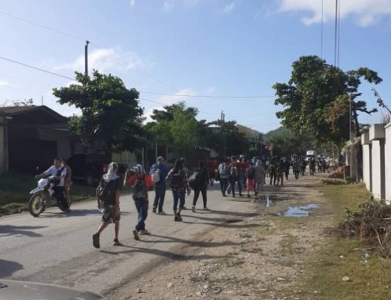 Caravanas de migrantes hondureños avanzan de Guatemala hacia México