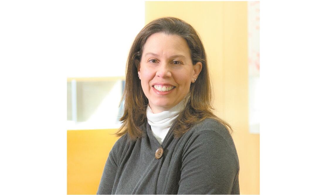 Daniela, una mujer española, ha tenido que adaptarse en la pandemia al teletrabajo y a ser maestra en casa de sus hijos. Foto: Cortesía.