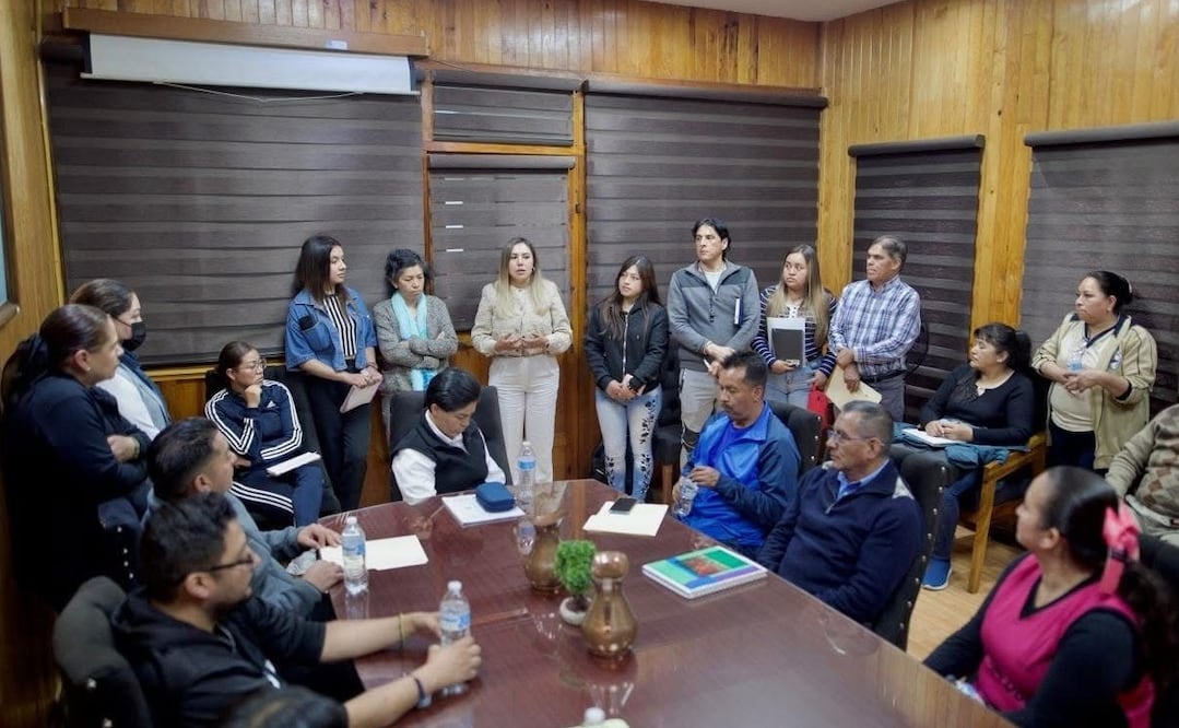 La presidenta municipal Dayana Pérez sostuvo una reunión de trabajo con las y los directores del sector educativo. Foto: Especial