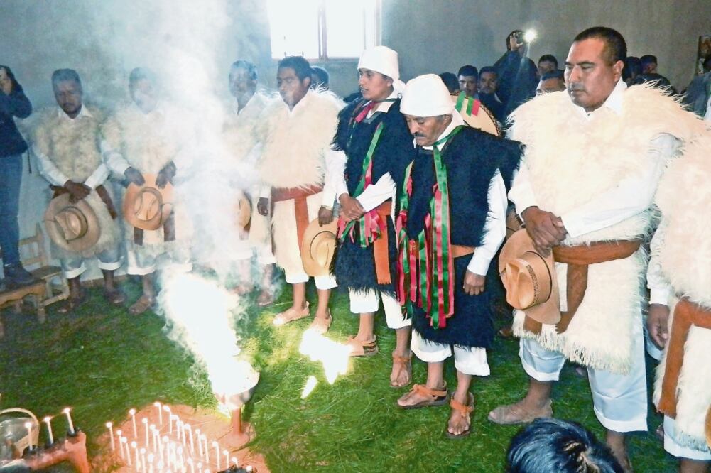 En una ceremonia Mateo Gómez Gómez recibió la unción de los mayoles, corinaroles, alcaldes tradicionales y cabildos (ÓSCAR LEÓN. EL UNIVERSAL)