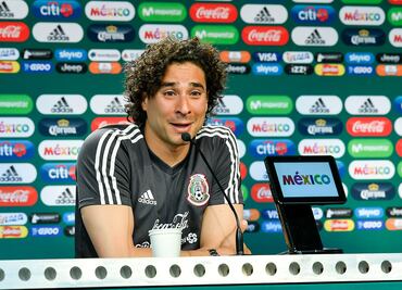 Guillermo Ochoa luce nuevo look