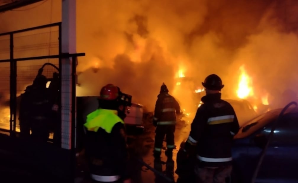 Incendio consume empresa de venta de autos en Tlalnepantla 