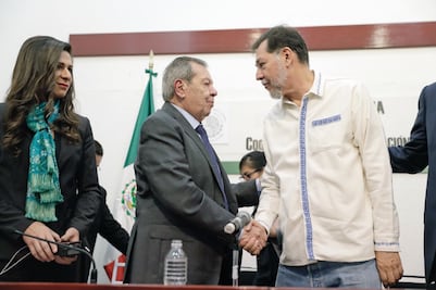 Fuman pipa de la paz Muñoz Ledo y Noroña