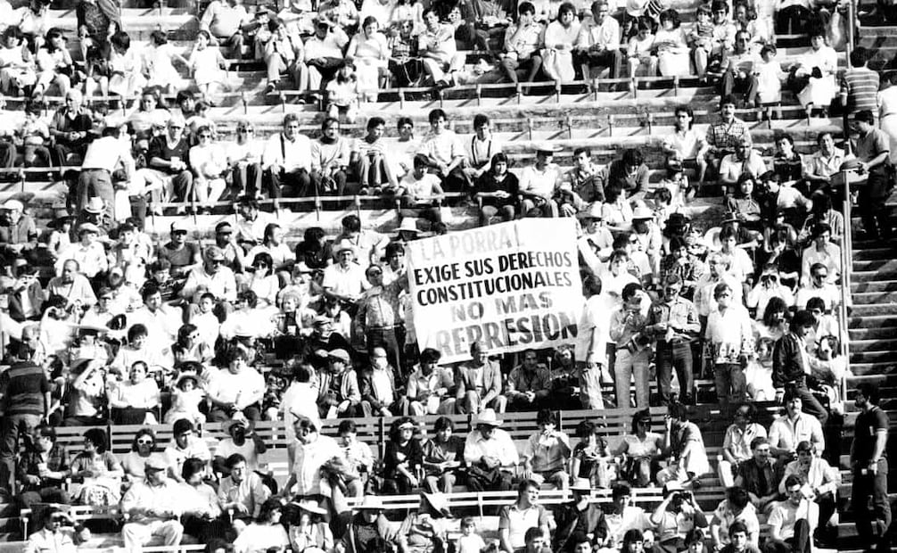 “La porra libre exige sus derechos constitucionales. No más represión”, se leyó en una manta durante un partido mundialista de 1986. Foto: Archivo EL UNIVERSAL.