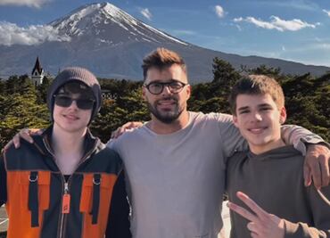 Ricky Martin presume viaje con sus "enormes" hijos en Japón