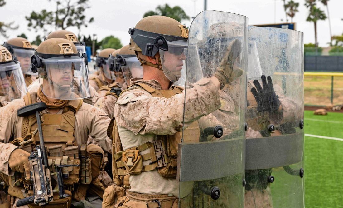 Marines puestos en estado de alerta para apoyar la misión del Comando Norte, ensayando tácticas no letales en el área metropolitana de Los Ángeles. Foto: Juan Torres / AFP