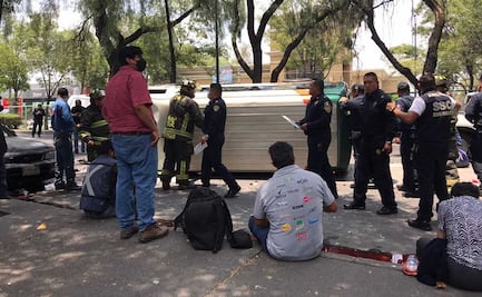 Combi ocasiona choque múltiple y vuelca sobre avenida Aquiles Serdán; hay 7 lesionados