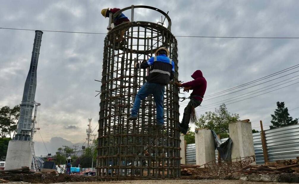En redes sociales, la dependencia resaltó que actualmente se realiza el izaje de dos estructuras que integrarán las columnas encargadas de sostener la infraestructura.
(17/09/26)
Foto: Especial.