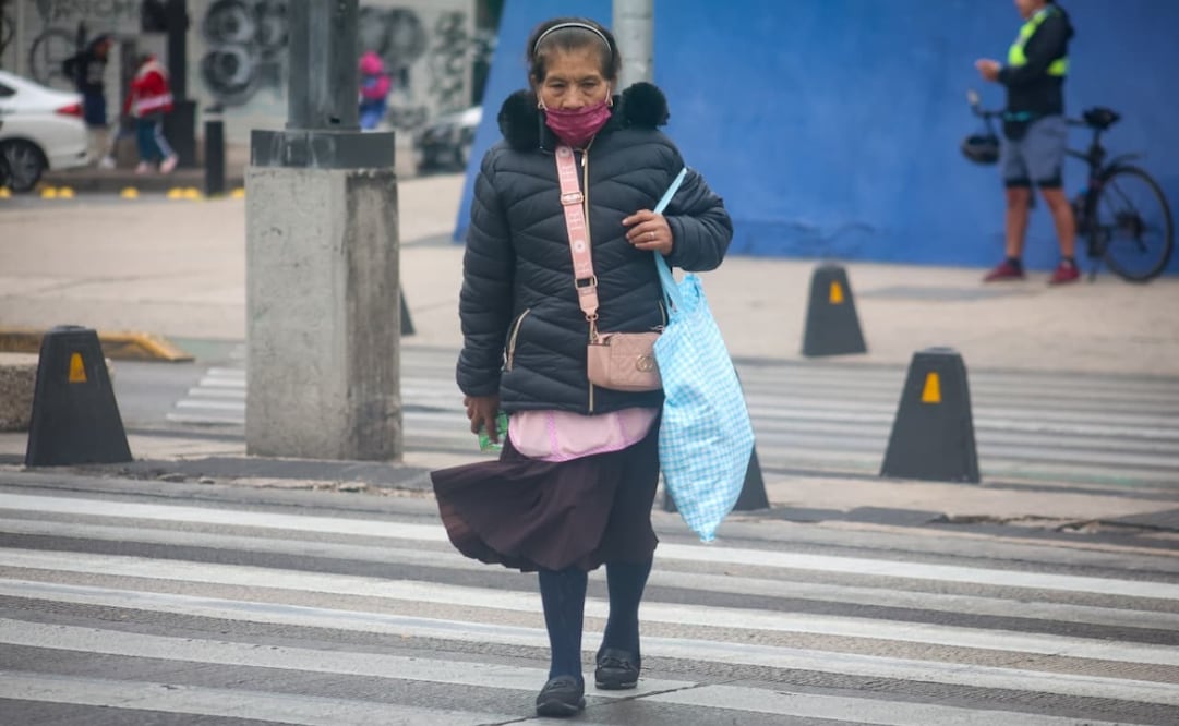 Transeúntes con chamarras, gorros y guantes por las calles del Centro Histórico. Foto: Luis Camacho / EL UNIVERSAL