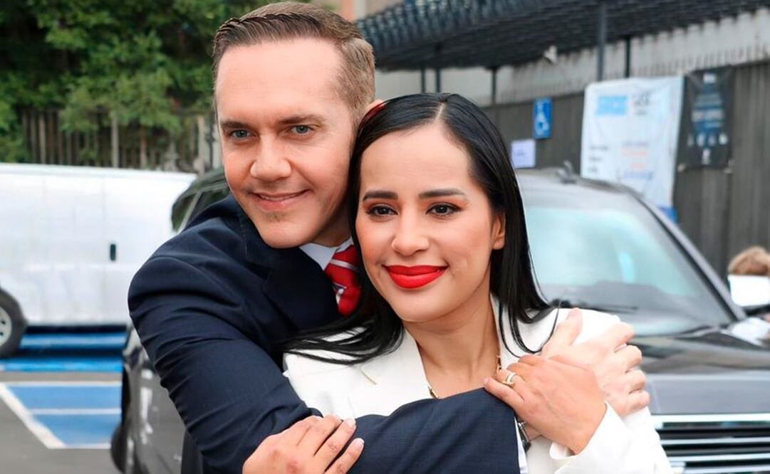 En una imagen se ve a ambos alcaldes arriba de una motocicleta. Foto: X. @SandraCuevas_