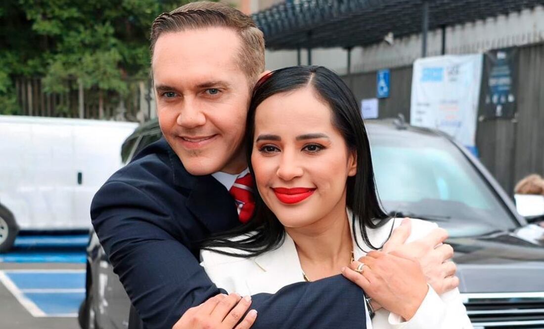 En una imagen se ve a ambos alcaldes arriba de una motocicleta. Foto: X. @SandraCuevas_