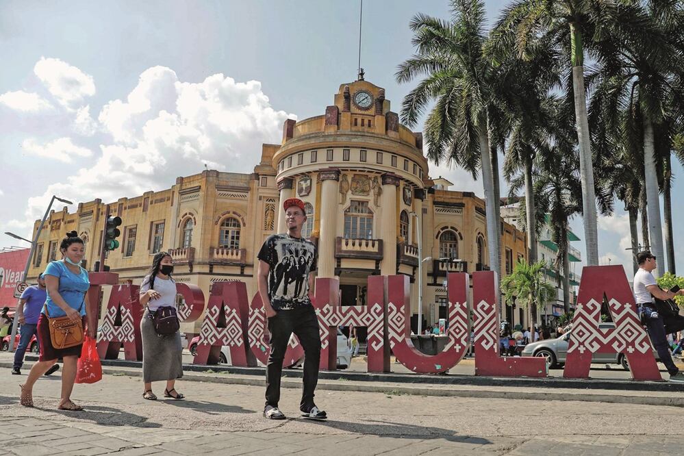 Miles de migrantes conviven en el centro de Tapachula a la espera de sus trámites migratorios; algunos buscan seguir su viaje a EU y otros, residir en México. Foto: Diego Simón / EL UNIVERSAL