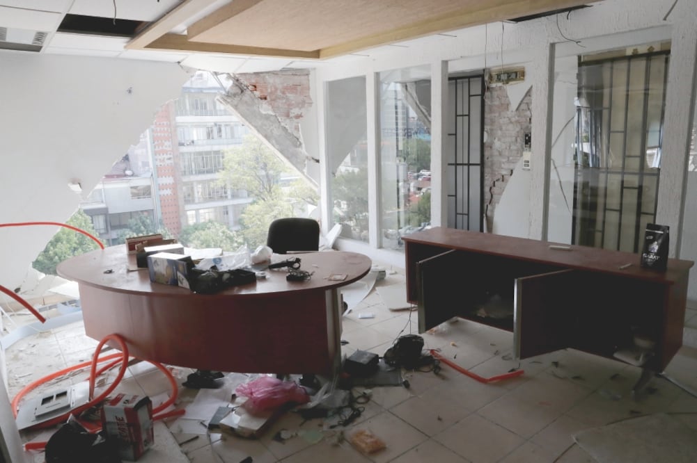 La estructura tenía capacidad para 28 despachos y tres locales. Luego del sismo quedaron en el interior sillas, estantes, hornos, mesas y hasta comida (JUAN BOITES. EL UNIVERSAL)