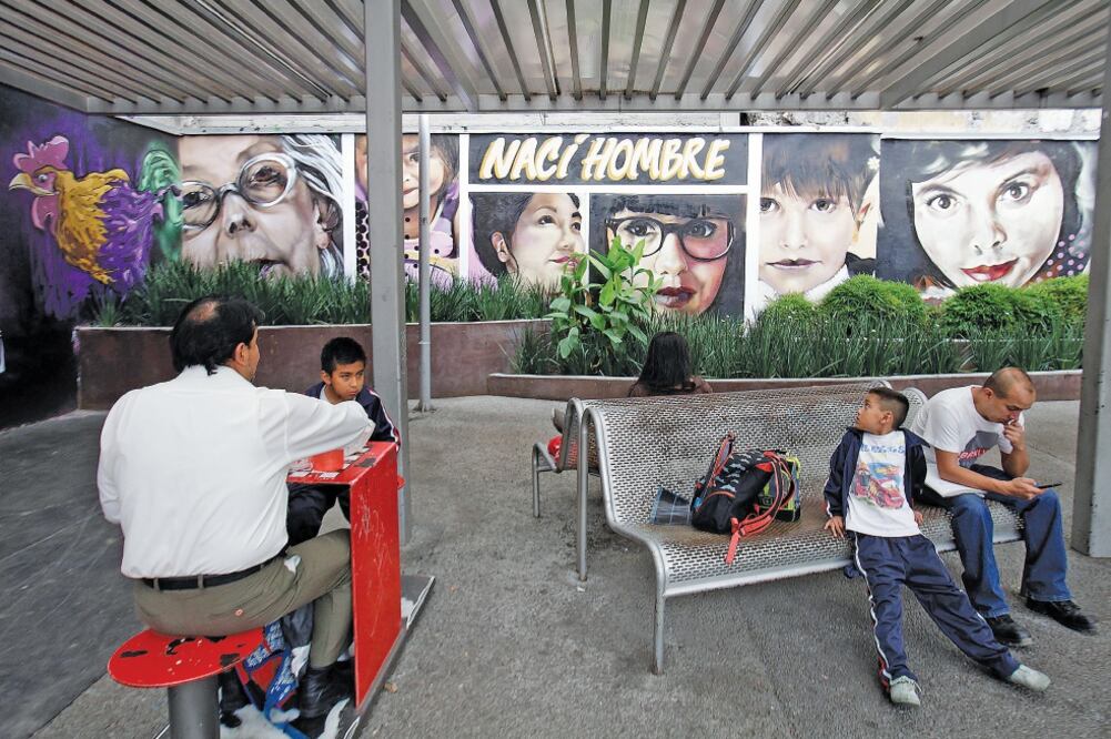 Desde el 25 de noviembre se han intervenido distintos espacios del primer cuadro del DF, con técnicas como el grafiti, el grabado y el esténcil (JUAN CARLOS REYES. EL UNIVERSAL)